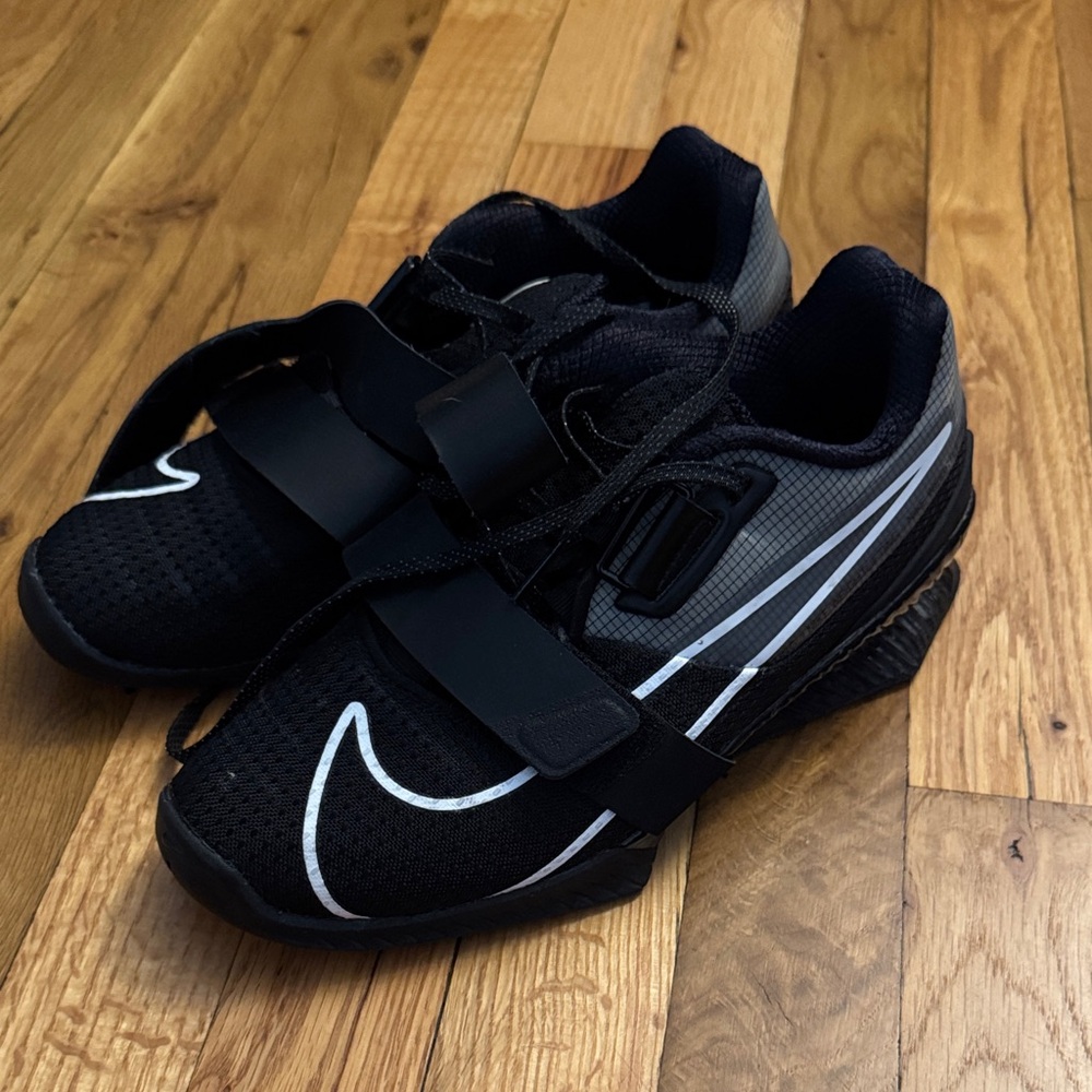 Nike Romeleo 4 Athletic Shoes with White Accents (Women’s 7, Men’s 5.5)